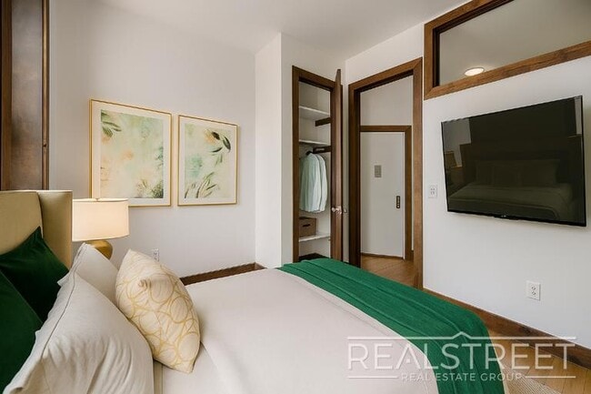 Foto del edificio - 3 Bedroom near East Williamsburg with Private Backyard Garden!