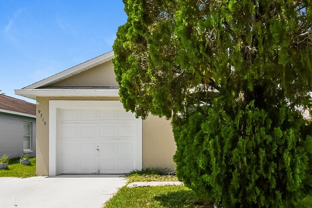 Foto principal - 9710 Red Clover Ave