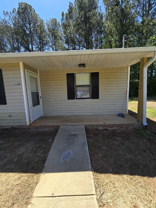 Foto del edificio - Charming 2-Bedroom Duplex in Hampton, GA with Spacious Layout and Modern Amenities!