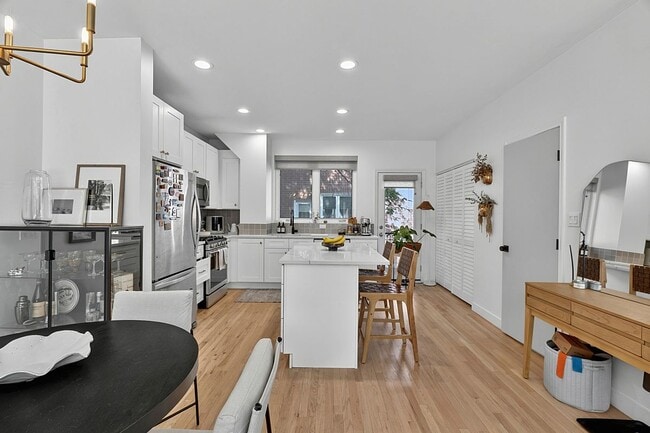 Building Photo - 2809 N Wolcott Ave