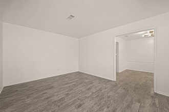 Building Photo - 5615 Beechnut St