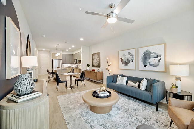Foto del edificio - Live Smart, Live Downtown – Up to 6 Weeks ...