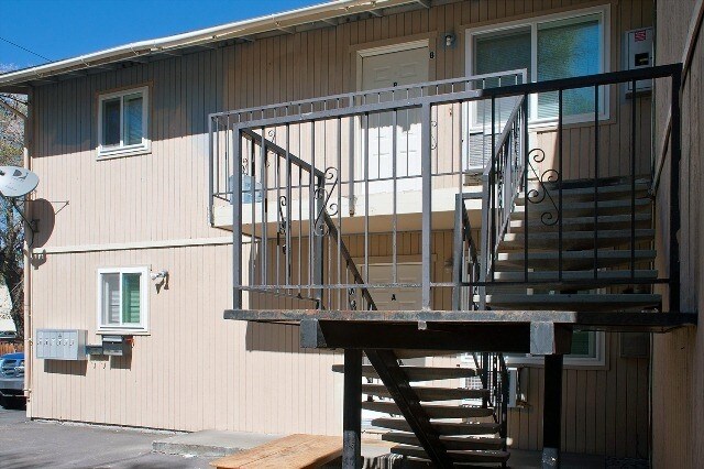 Foto del edificio - 530 Sullivan Ln