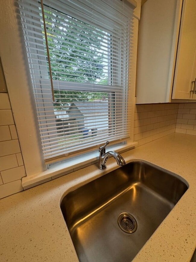 Building Photo - 2 Bed Updated Kitchen must See!