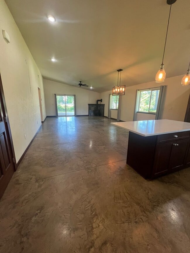 Building Photo - Sandpointe Home