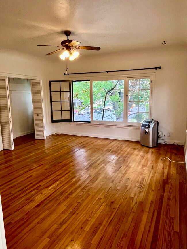 Foto del edificio - 222 N Chevy Chase Dr