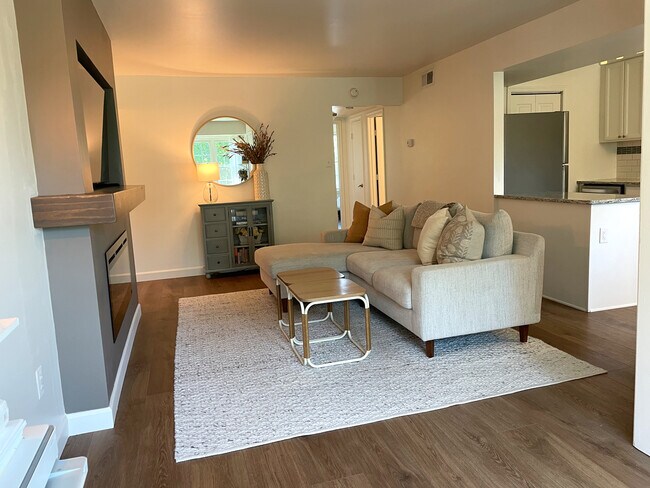 Building Photo - 1 Normandy Square Ct
