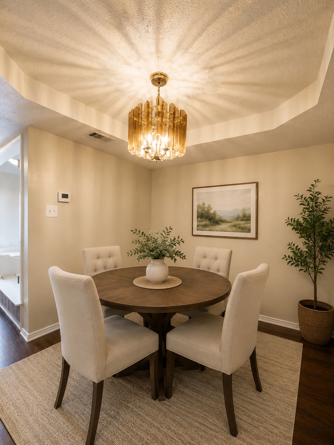 Foto del edificio - 2 story townhome! New remodeled, new plank, new carpet, all new appliances ! 2 bedroom 2 bath wit...