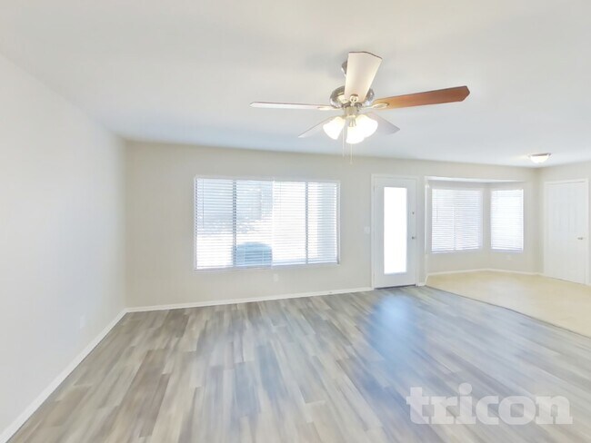 Foto del edificio - 2101 N 109th Ave