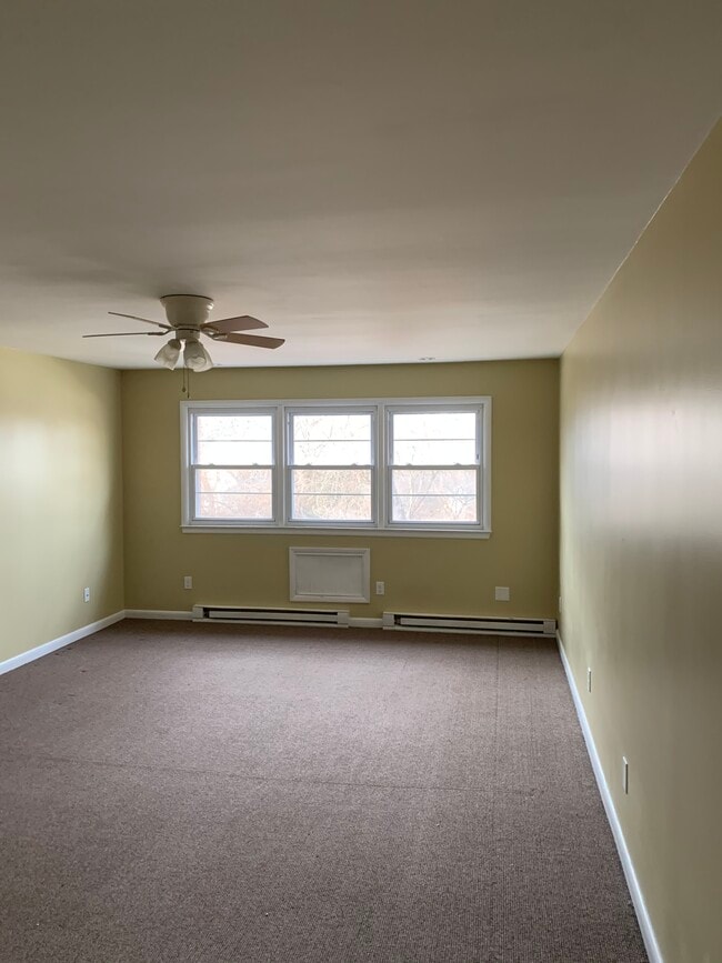 Building Photo - 40 Donna Dr