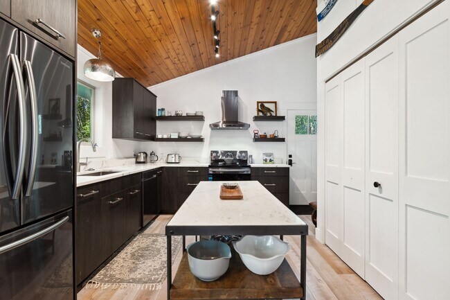 Foto del edificio - 2 bedroom, 1 bath house with Whitefish Lak...