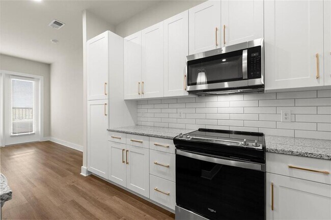 Foto del edificio - 2648 Sandy Plains Rd
