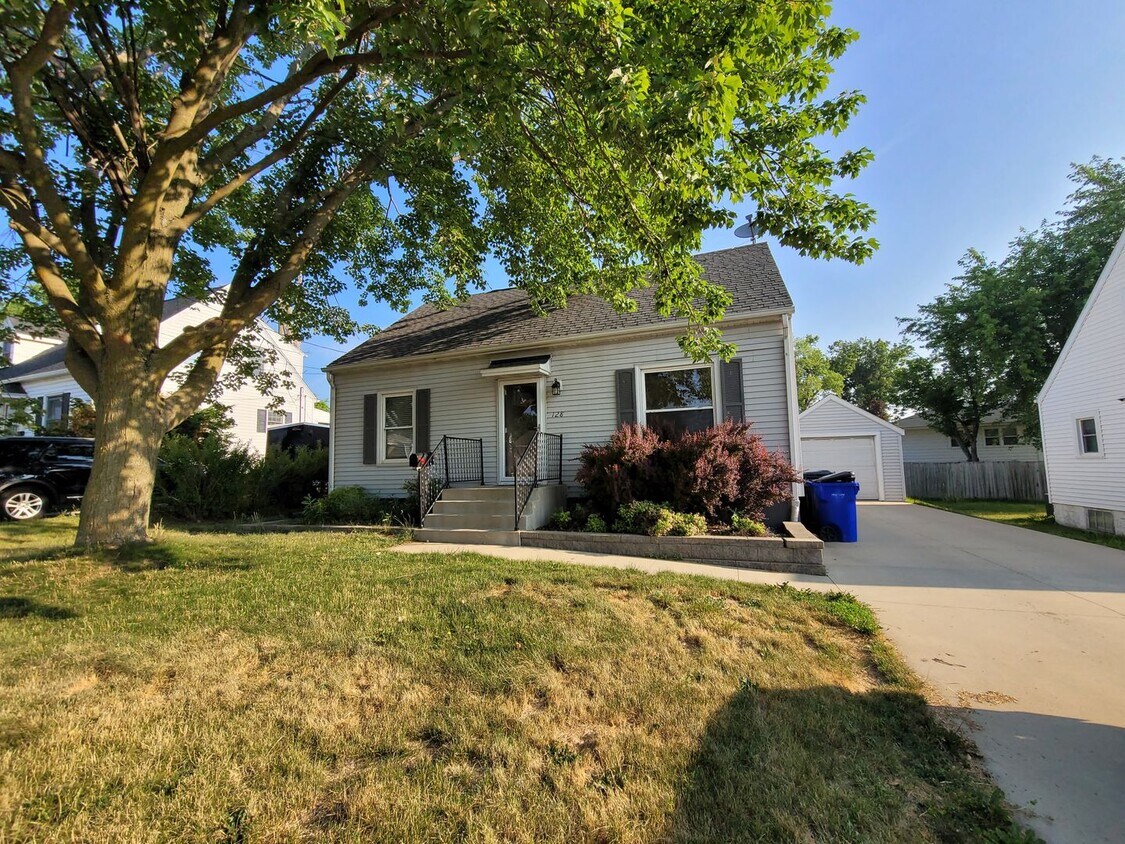 Primary Photo - Great NE location 3 bedroom 1 bath, 1 stal...