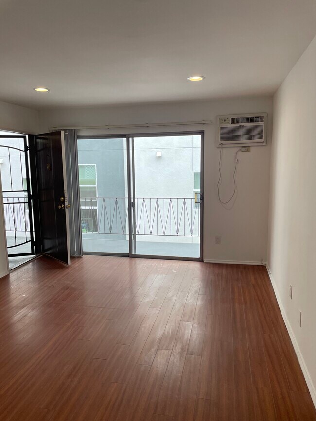 Foto del edificio - 8418 Blackburn Ave