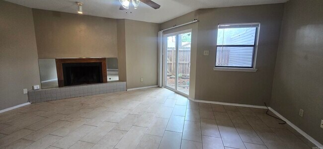 Foto del edificio - 411 Shadow Oaks Dr
