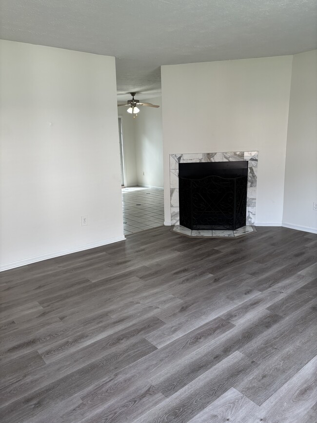 Building Photo - 973 Cross Country Dr E