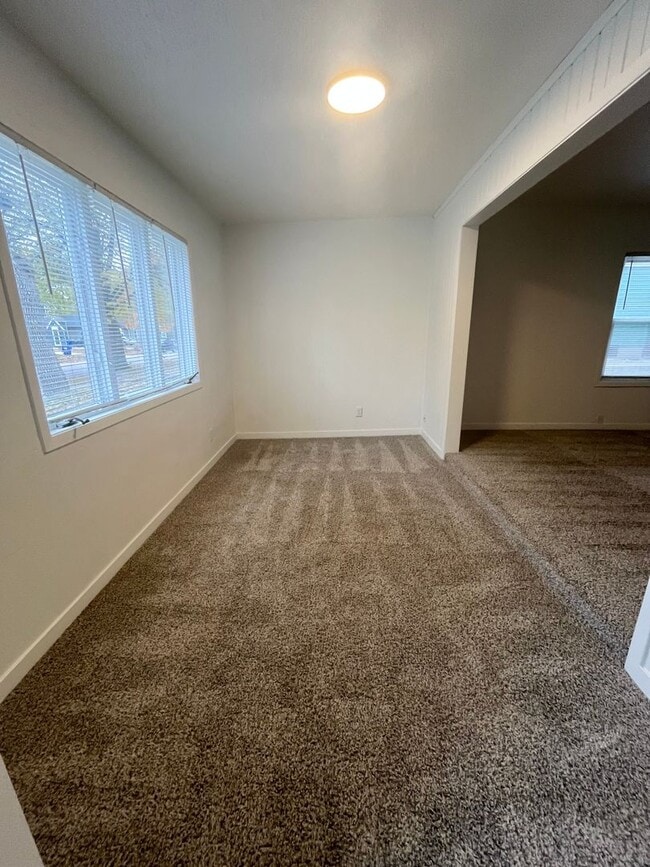 Building Photo - 4 Bed/1.5 Bath Rental Home in Central Sioux Falls!