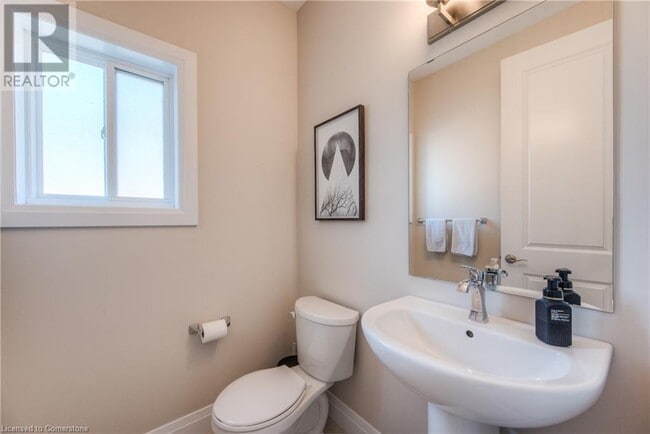 Building Photo - 537 Valhalla Cres