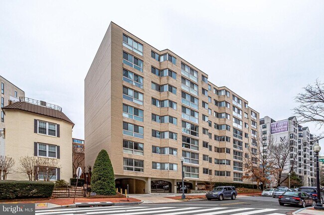 Building Photo - 922 24th St NW