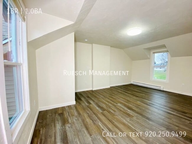 Building Photo - Recently Renovated 1 Bedroom 1 Bath Upper ...