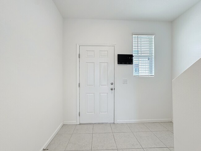 Foto del edificio - 5941 Piney Shrub Pl