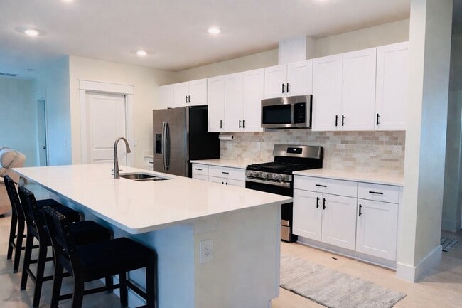 Foto del edificio - Stunning 4/3 with NO REAR NEIGHBORS!