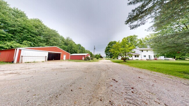 Foto del edificio - County living with pond & out buildings