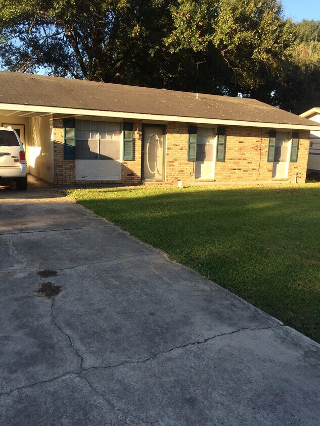 FRONT YARD - 1110 Dulles Dr
