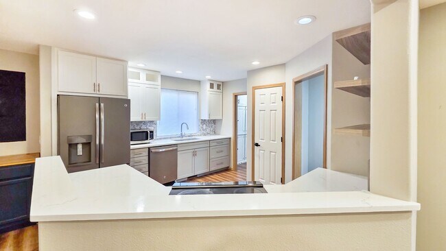 Foto del edificio - Updated 4-Bed Home Near Future Light Rail ...