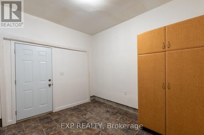 Building Photo - 614 Chiddington Ave