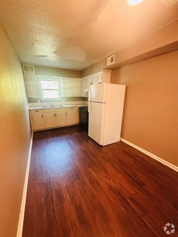 Building Photo - 1413 W Maple Ave