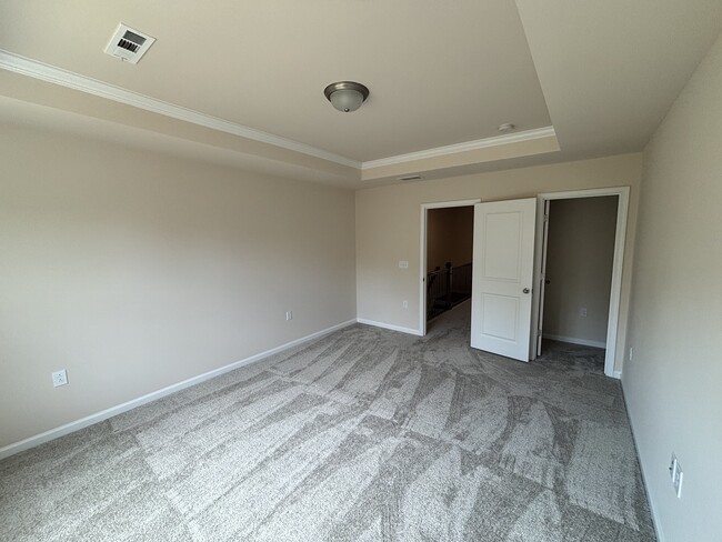 Foto del edificio - 837 Falls Grove Trl