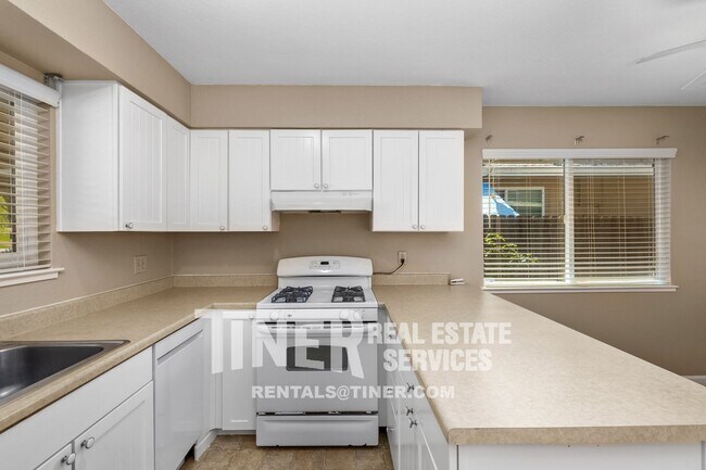 Building Photo - Cozy and Lovely Carmichael duplex