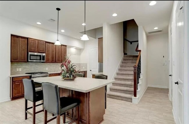 Building Photo - 7 Laurelwood Dr