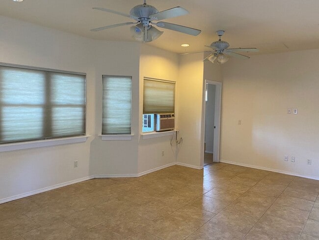 Building Photo - 3 Bedroom 2 Bath Single Family home in Lan...