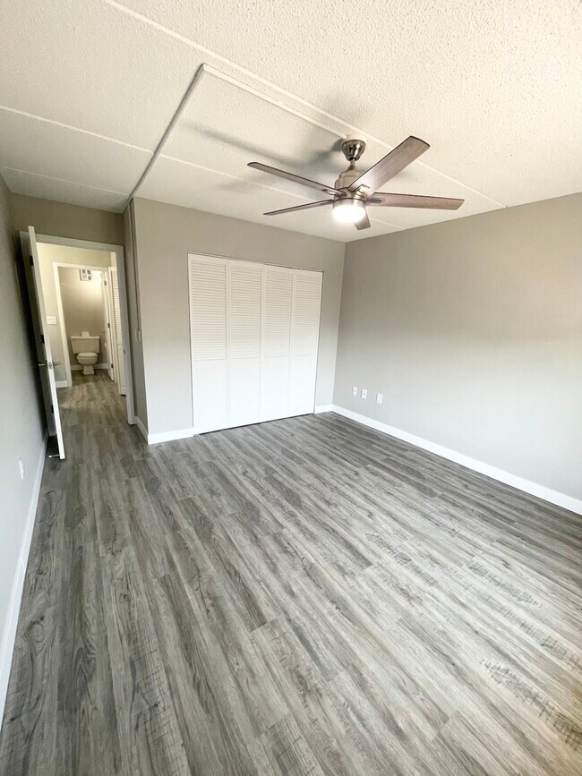 Building Photo - 10411 Cedar Lake Road South, Unit 409