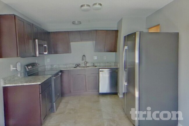 Building Photo - 910 Foothills Ct
