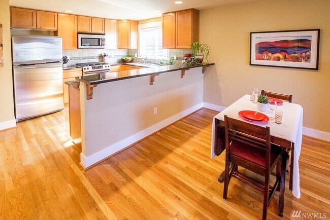 Segundo piso (vista de la cocina desde el centro del segundo piso) - 7554 12th Avenue Northeast