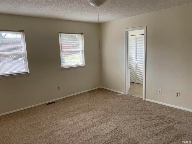 Foto del edificio - 1220 Manassas Court - Bev Roberts Rentals and Property Management