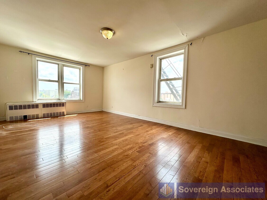 Primary Photo - 2112 Starling Ave