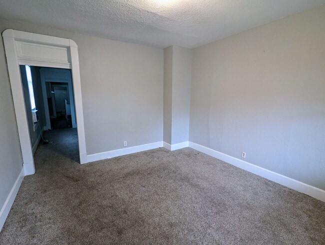 Building Photo - 2 bed 1 bath duplex home!