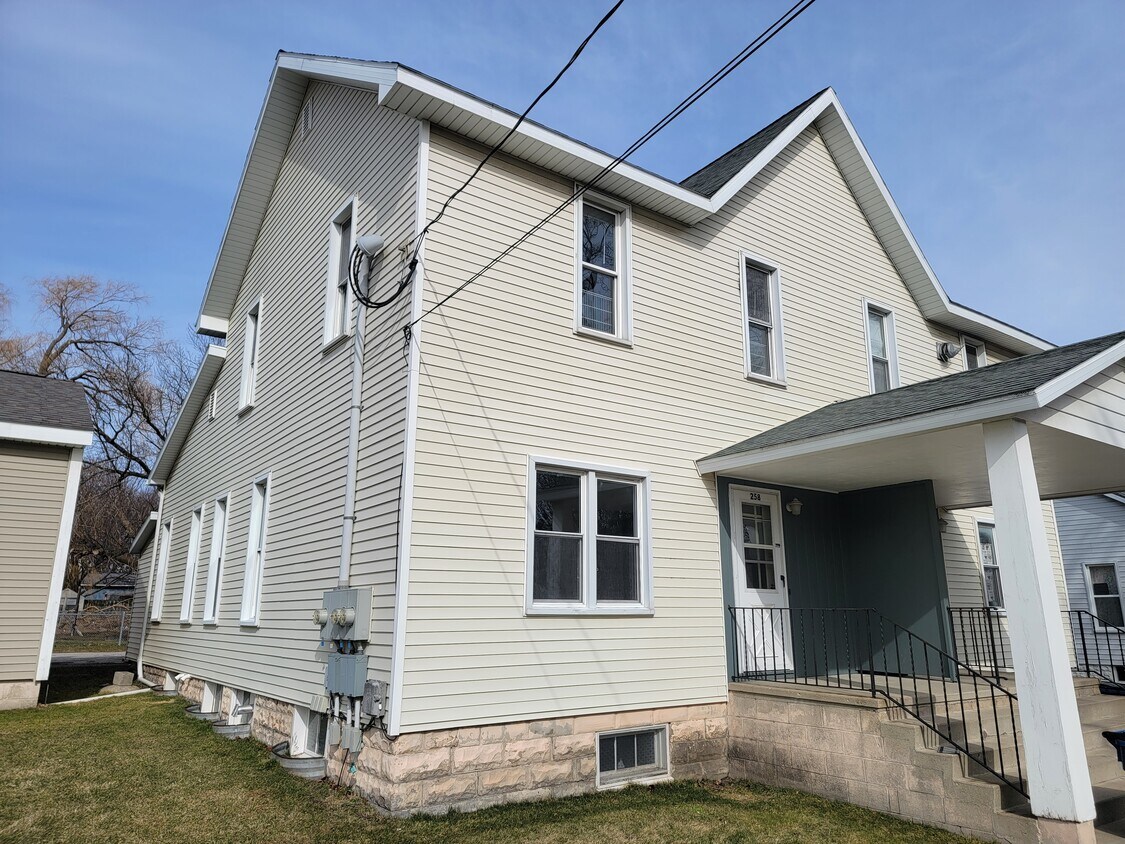 258 3rd St Unit 258, Manistee, MI 49660 Apartments in Manistee, MI