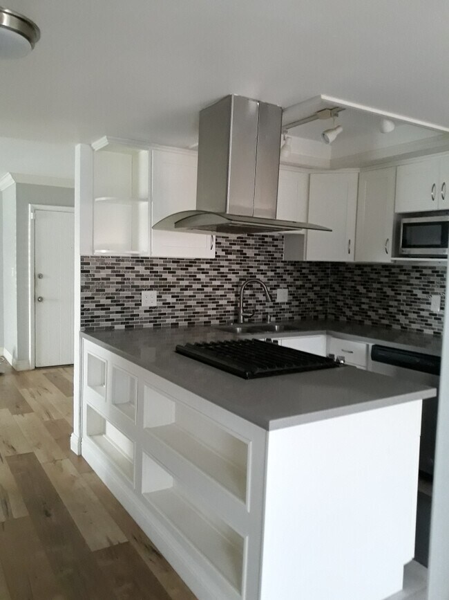 Foto del edificio - 13722 Red Hill Ave