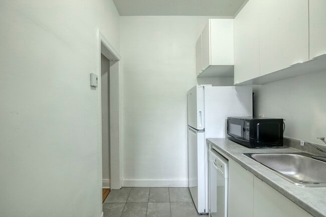 Building Photo - 2100 Rue du Fort