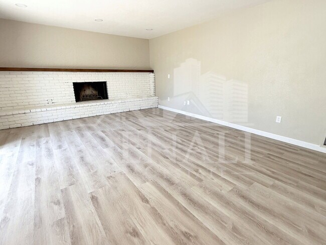 Foto del edificio - 1529 E Edgewater Dr