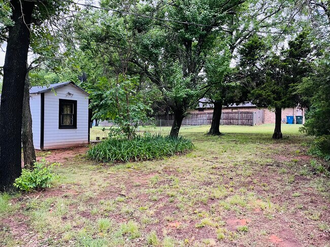 Outbuilding - 547 N Cedar Dr