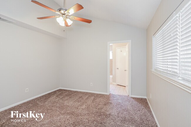 Foto del edificio - 15335 Pebble Lake Dr