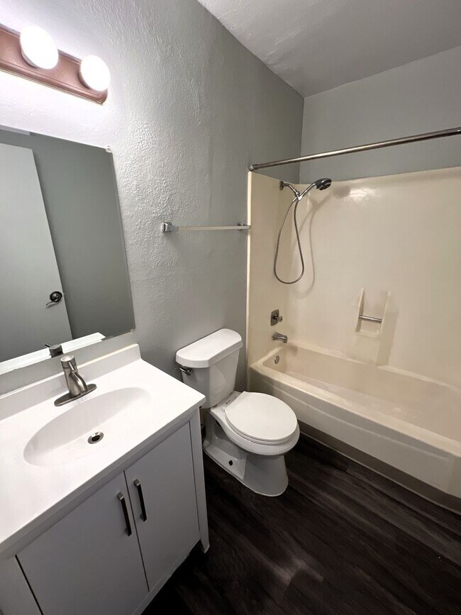 Foto del edificio - 2 Bedroom 1 Bathroom Garden Level Apartment in Aurora