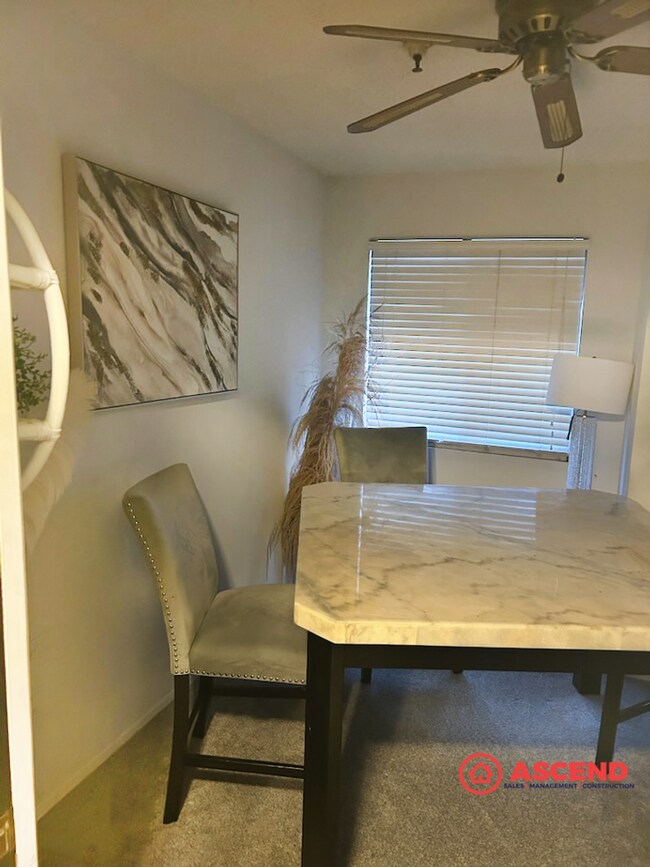 Foto del edificio - Charming Townhouse in the Stockdale Area