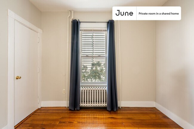 Foto del edificio - Private bedroom in 4 bed/1 bath Home